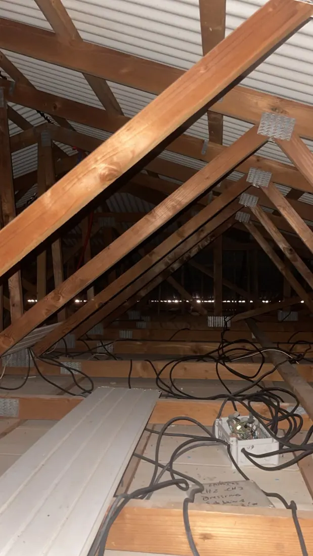 Avant isolation : charpente et couverture nues, chantier d'isolation de toiture à Pointe-à-Pitre