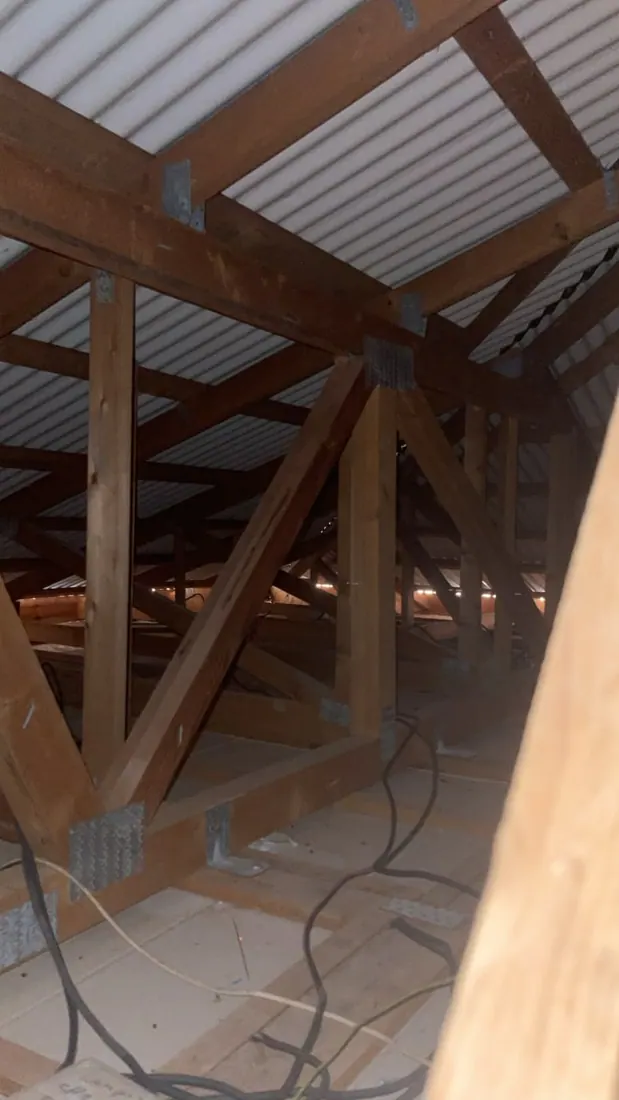 Avant isolation : charpente et couverture nues, chantier d'isolation de toiture à Port-Louis