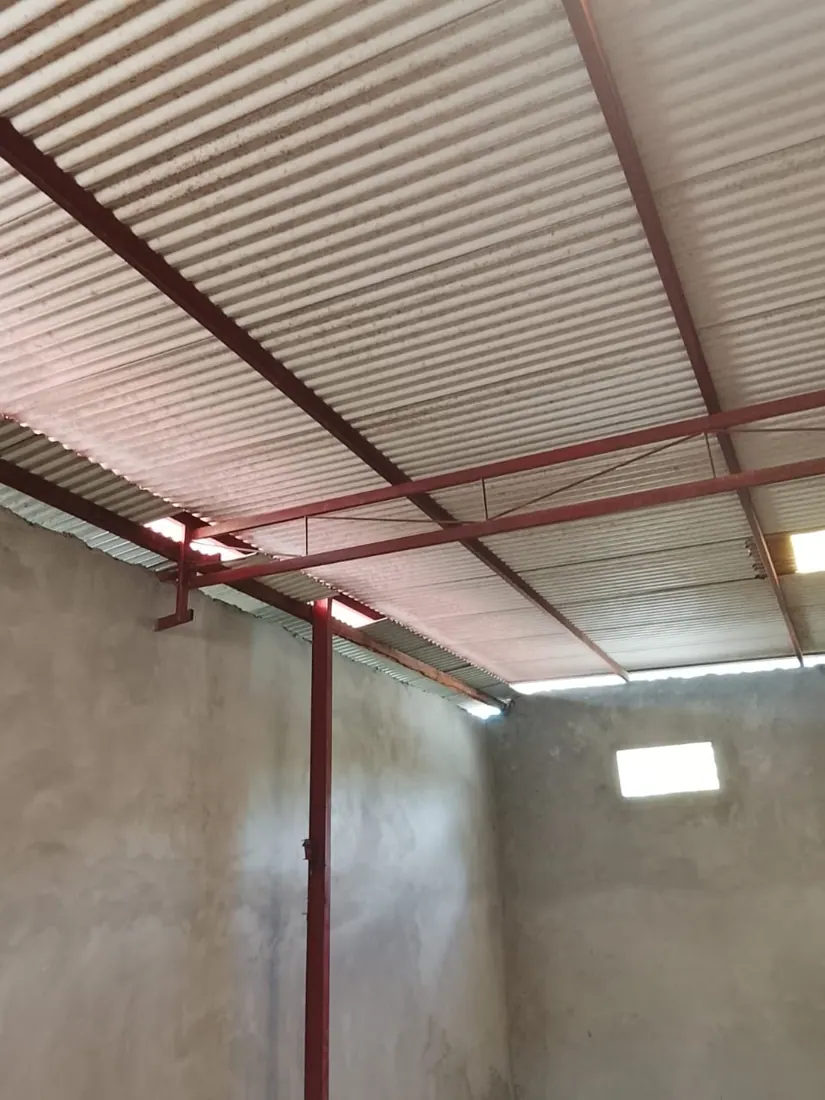 Avant isolation : charpente et couverture nues, chantier d'isolation de toiture à Rivière-Pilote