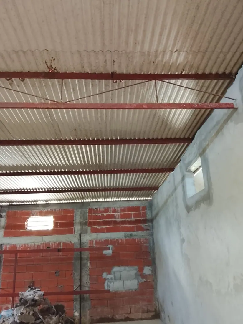 Avant isolation : charpente et couverture nues, chantier d'isolation de toiture à Rivière-Salée