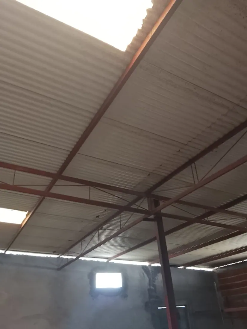 Avant isolation : charpente et couverture nues, chantier d'isolation de toiture à Saint-Claude