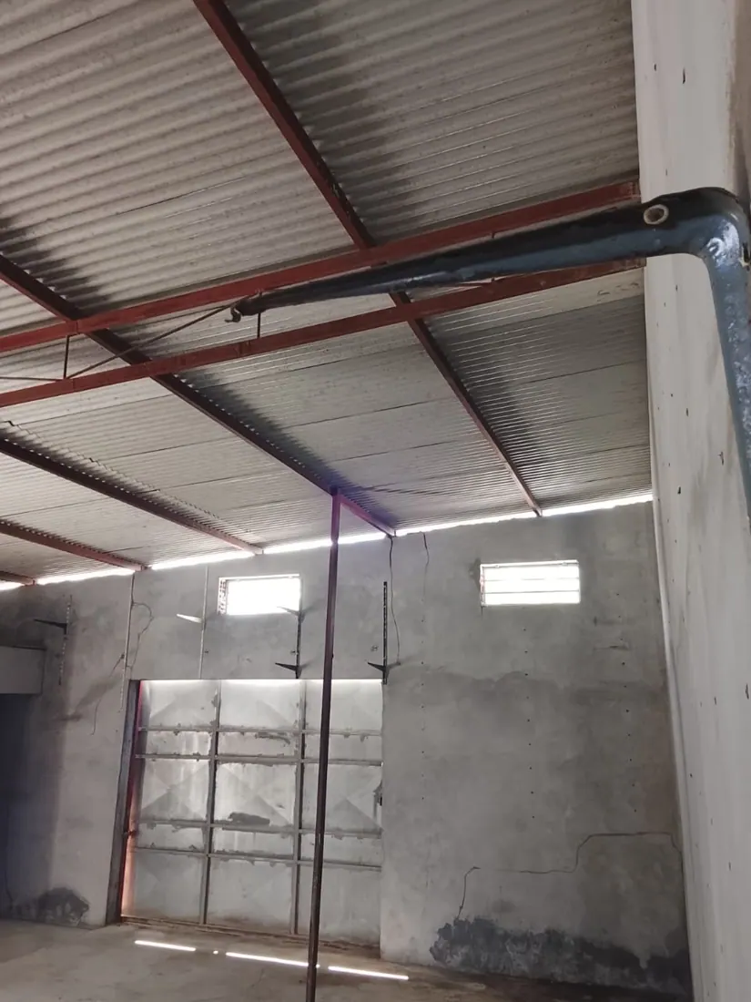 Avant isolation : charpente et couverture nues, chantier d'isolation de toiture à Saint-François