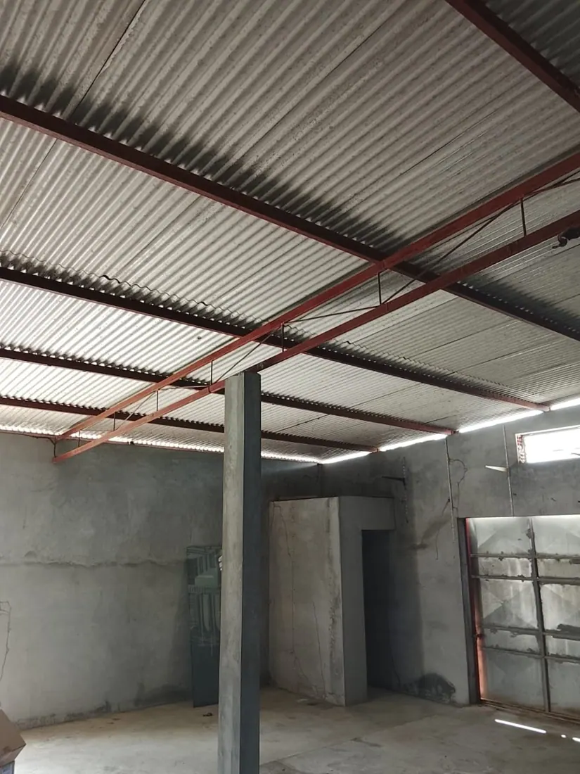Avant isolation : charpente et couverture nues, chantier d'isolation de toiture à Saint-Joseph