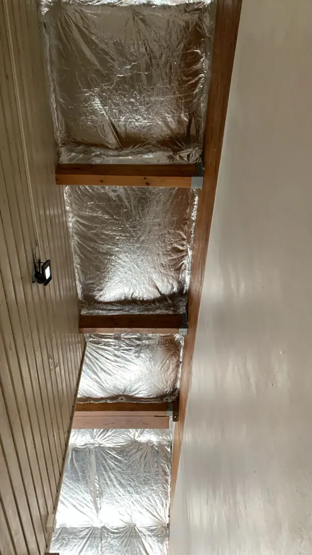 Après isolation : isolant posé sous toiture, chantier terminé à Saint-Louis