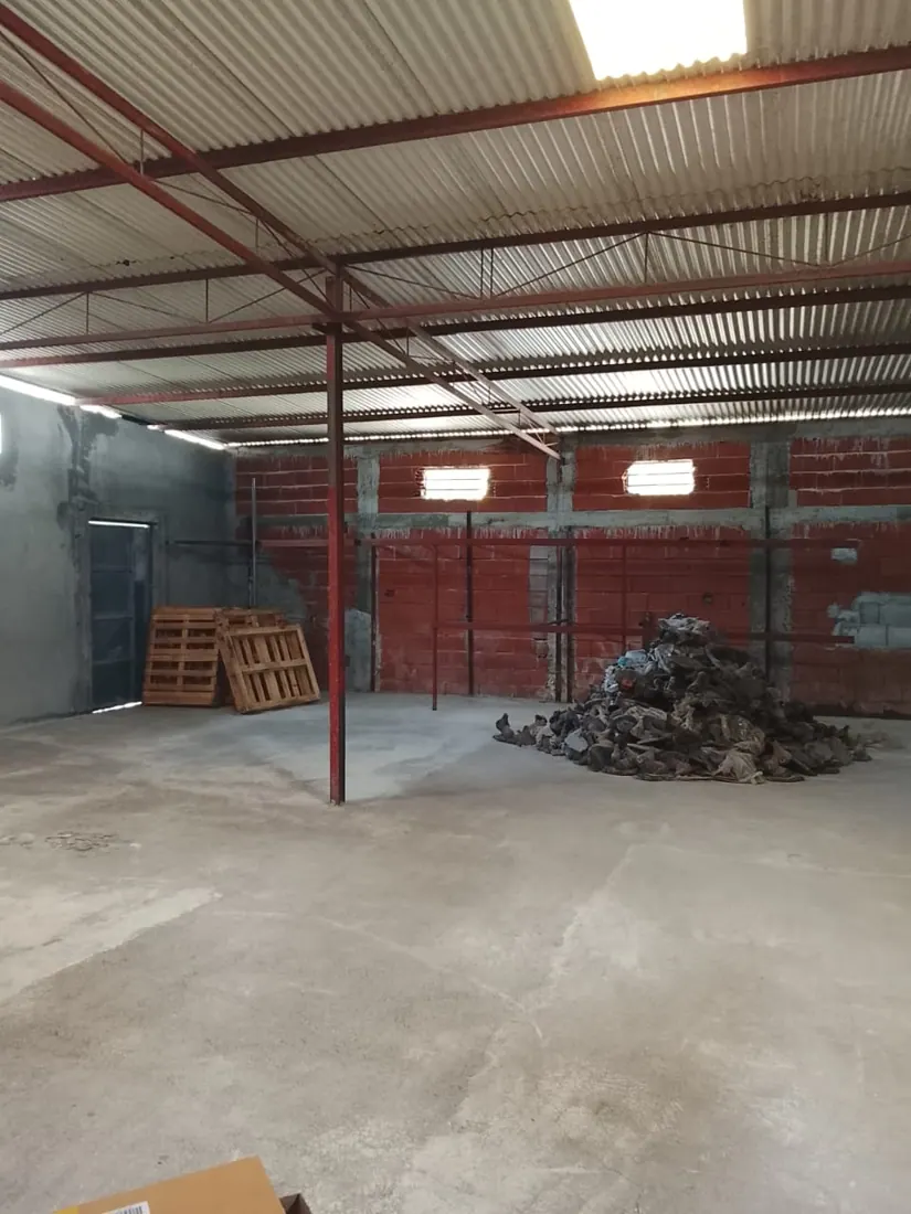 Avant isolation : charpente et couverture nues, chantier d'isolation de toiture à Saint-Louis