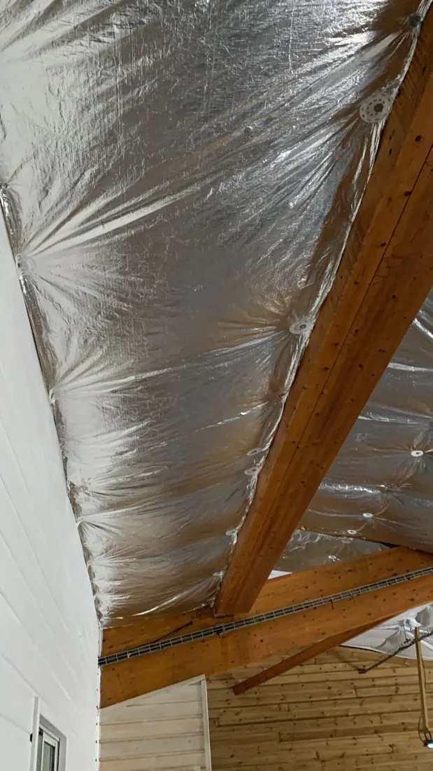 Après isolation : isolant posé sous toiture, chantier terminé à Saint-Pierre