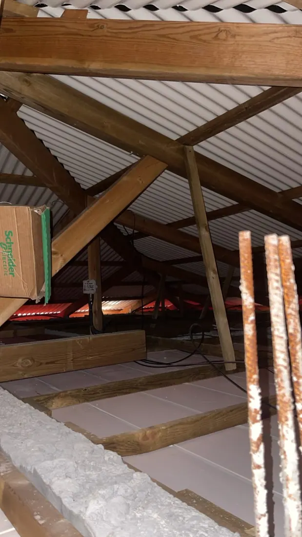 Avant isolation : charpente et couverture nues, chantier d'isolation de toiture à Saint-Pierre