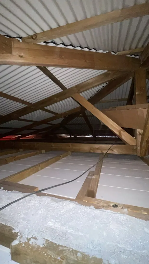 Avant isolation : charpente et couverture nues, chantier d'isolation de toiture à Sainte-Anne