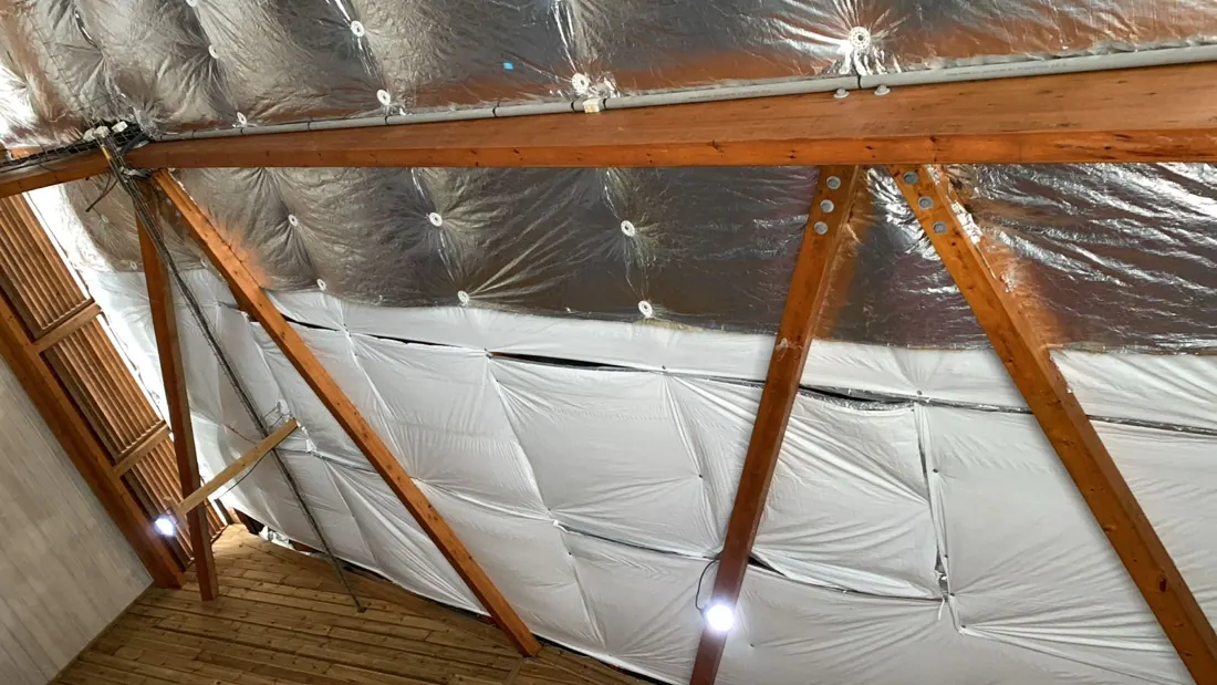 Après isolation : isolant posé sous toiture, chantier terminé à Sainte-Anne