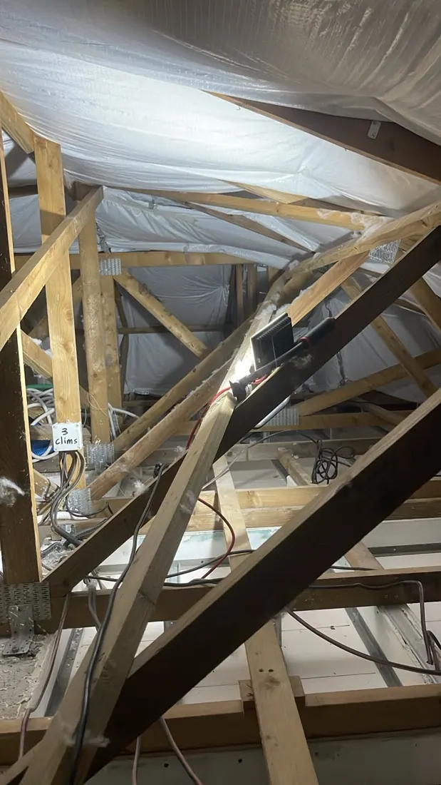 Avant isolation : charpente et couverture nues, chantier d'isolation de toiture à Sainte-Anne