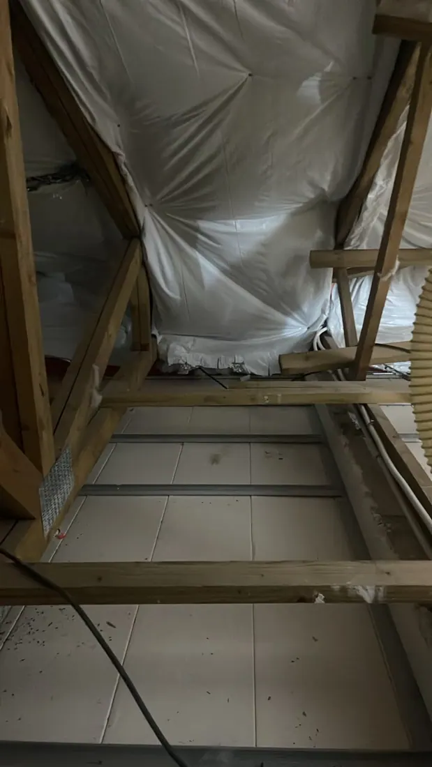 Avant isolation : charpente et couverture nues, chantier d'isolation de toiture à Sainte-Luce
