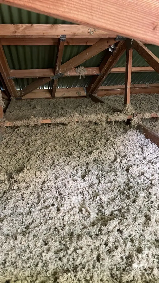 Après isolation : isolant posé sous toiture, chantier terminé à Sainte-Marie