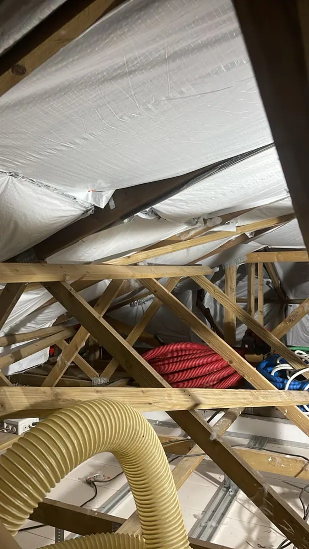 Avant isolation : charpente et couverture nues, chantier d'isolation de toiture à Sainte-Marie