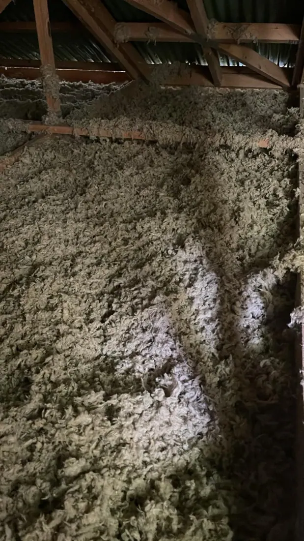 Après isolation : isolant posé sous toiture, chantier terminé à Sainte-Rose