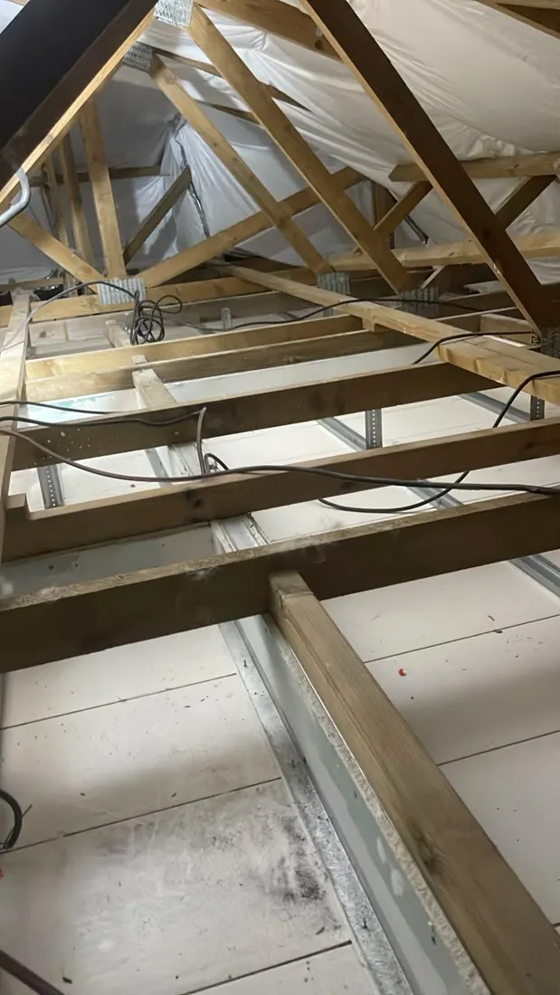 Avant isolation : charpente et couverture nues, chantier d'isolation de toiture à Sainte-Rose