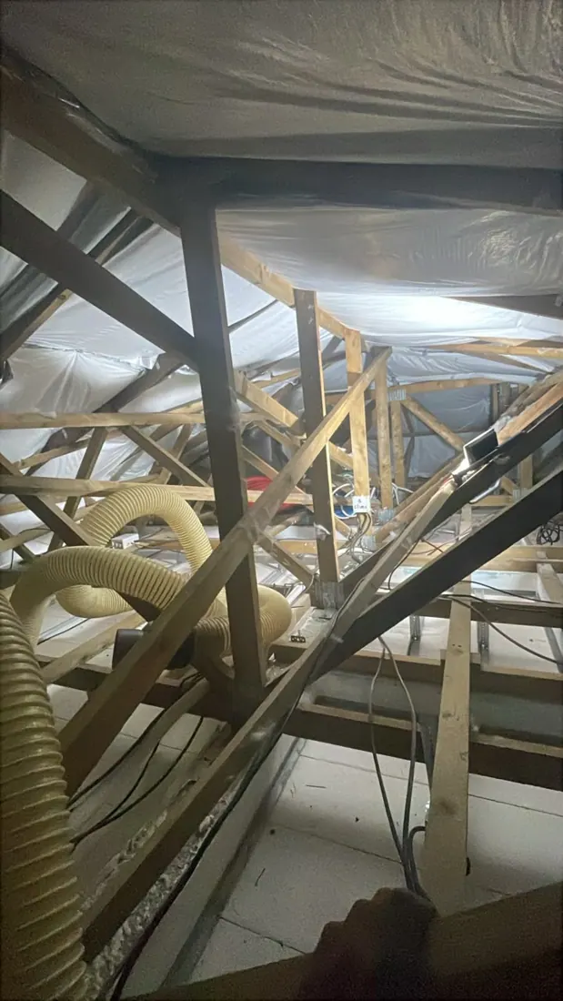 Avant isolation : charpente et couverture nues, chantier d'isolation de toiture à Schœlcher