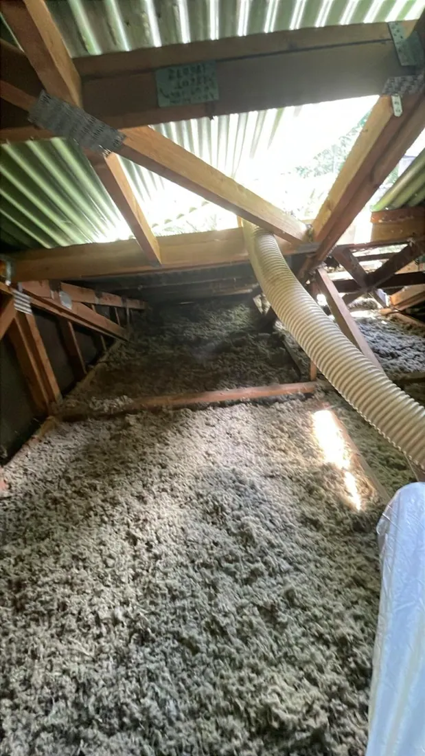 Après isolation : isolant posé sous toiture, chantier terminé à Terre-de-Bas