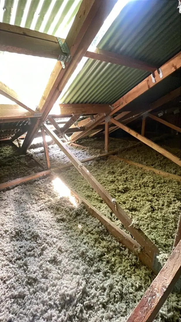 Après isolation : isolant posé sous toiture, chantier terminé à Terre-de-Haut
