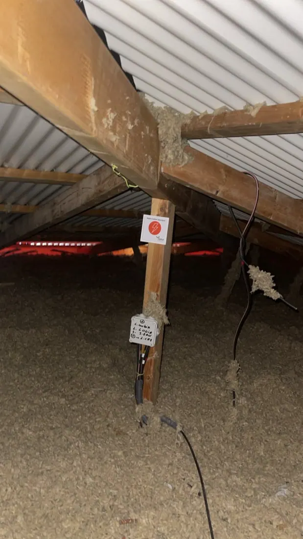 Avant isolation : charpente et couverture nues, chantier d'isolation de toiture à Terre-de-Haut