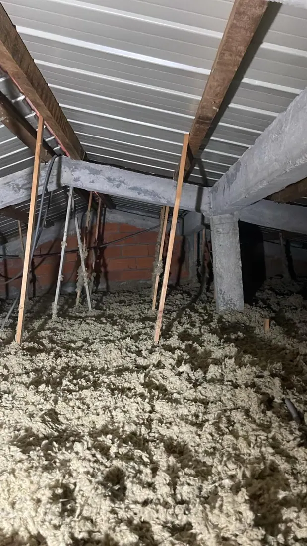 Après isolation : isolant posé sous toiture, chantier terminé à Trois-Rivières