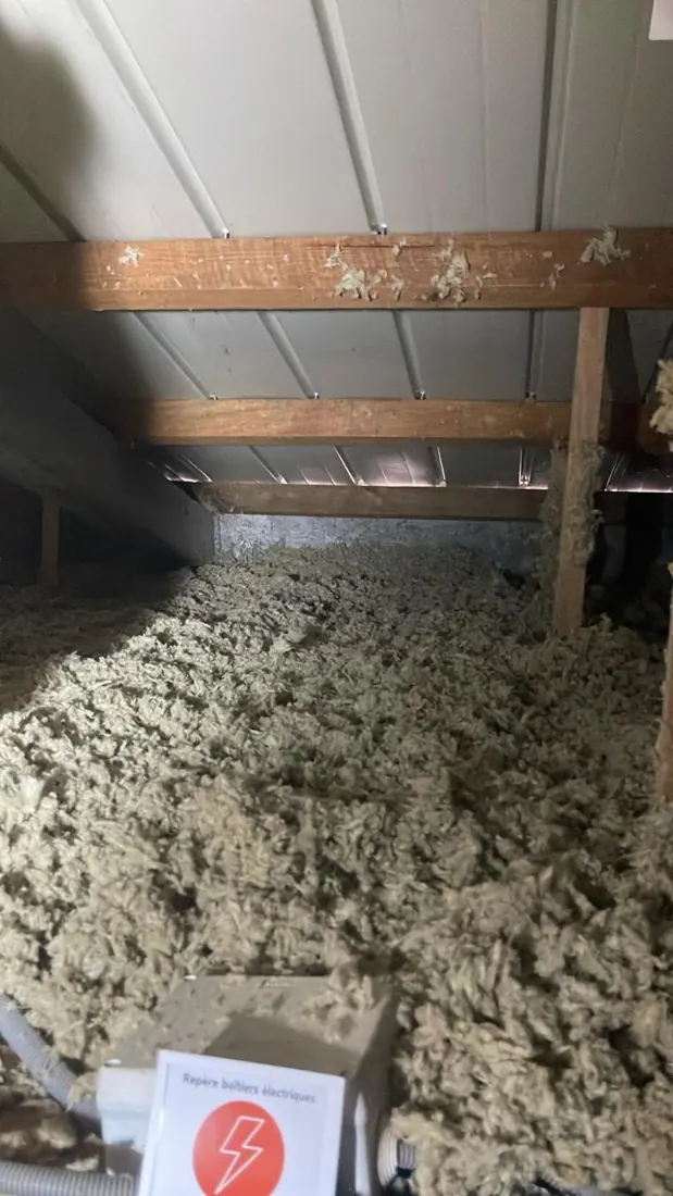 Après isolation : isolant posé sous toiture, chantier terminé à Vieux-Fort