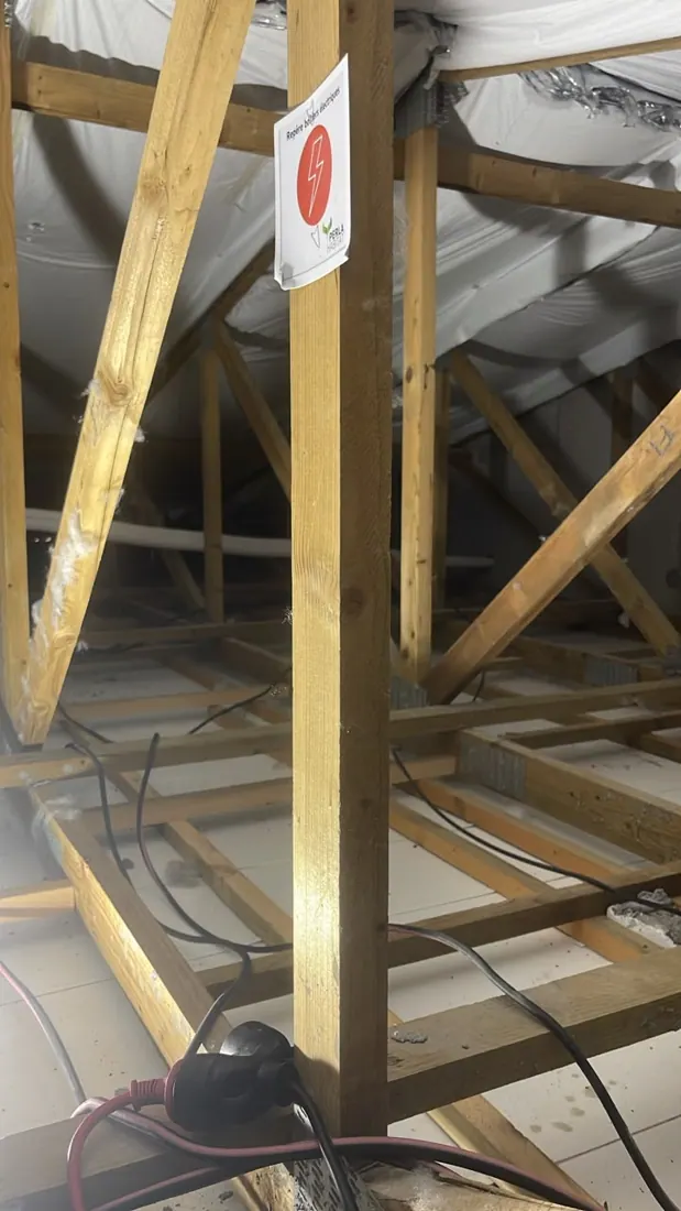 Avant isolation : charpente et couverture nues, chantier d'isolation de toiture à Vieux-Fort