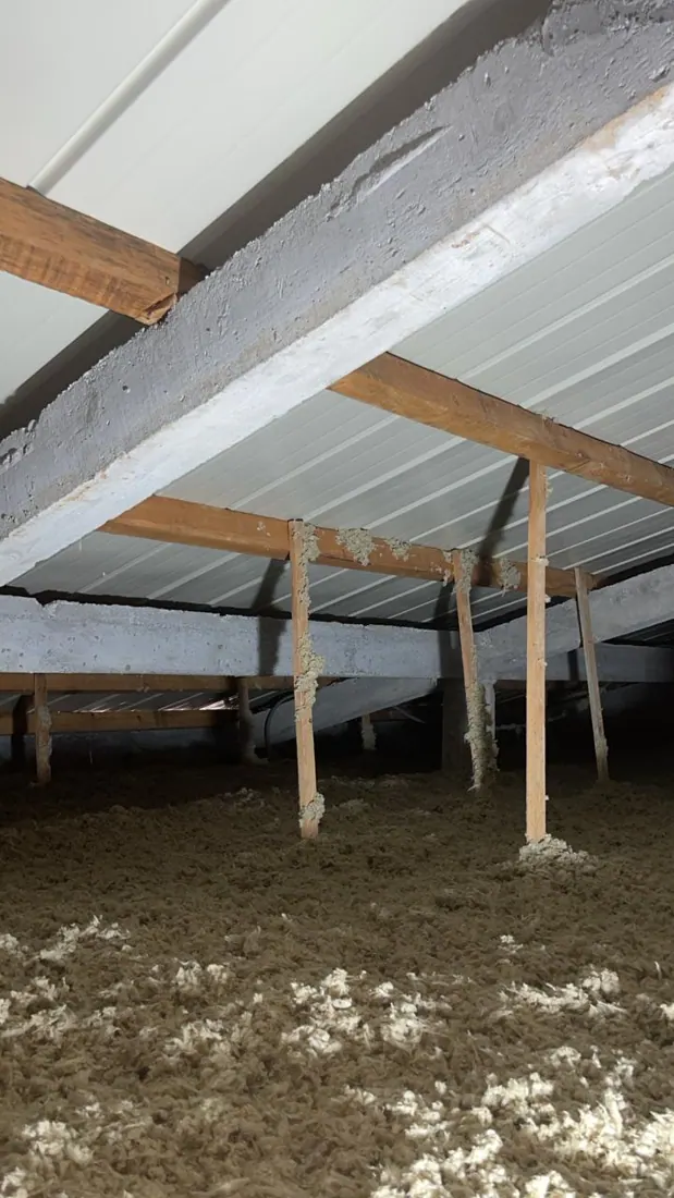 Après isolation : isolant posé sous toiture, chantier terminé à Vieux-Habitants