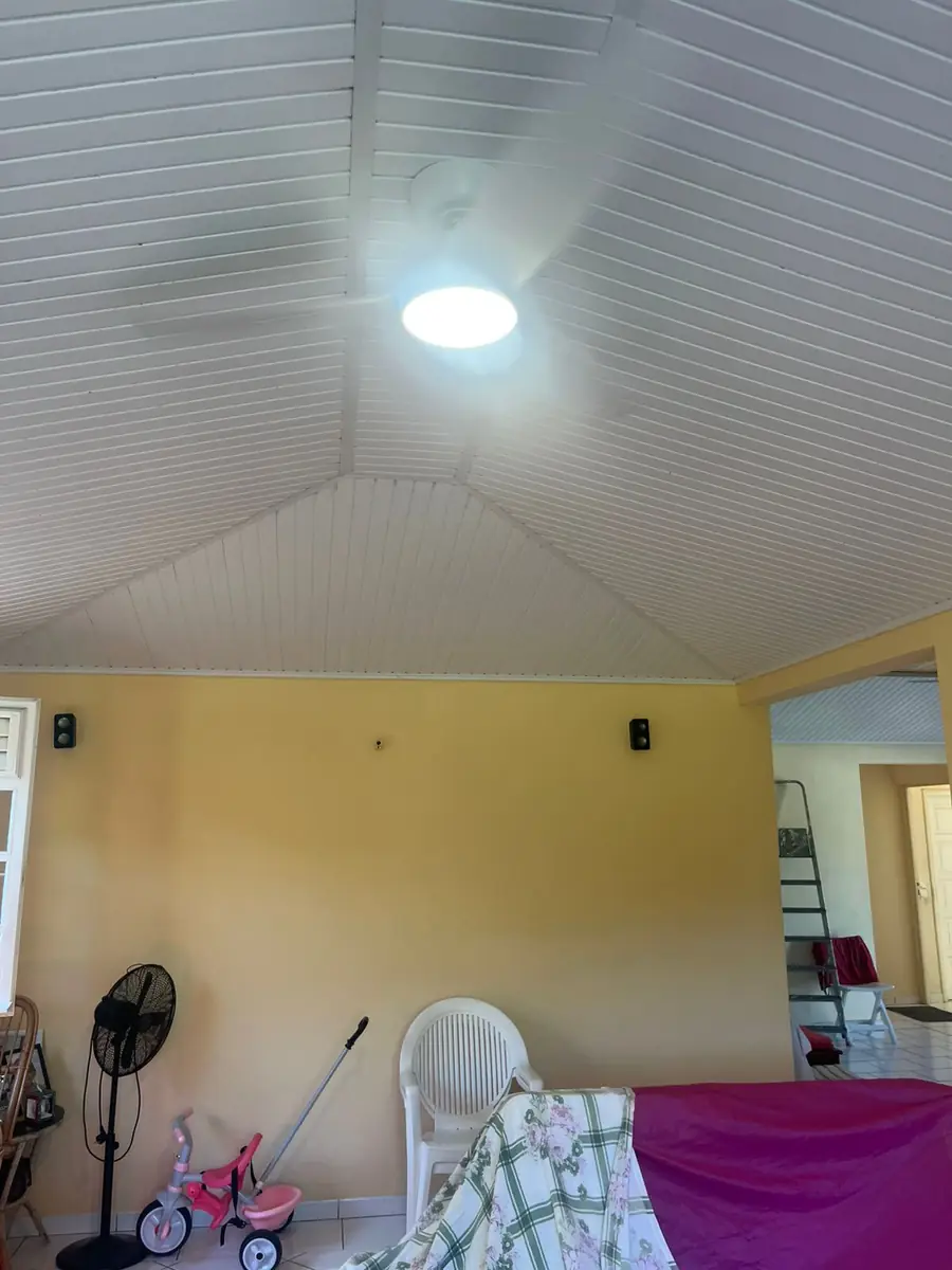 Après l'installation d'un brasseur d'air par Mes Primes Rénovations : une chambre sous plafond bois