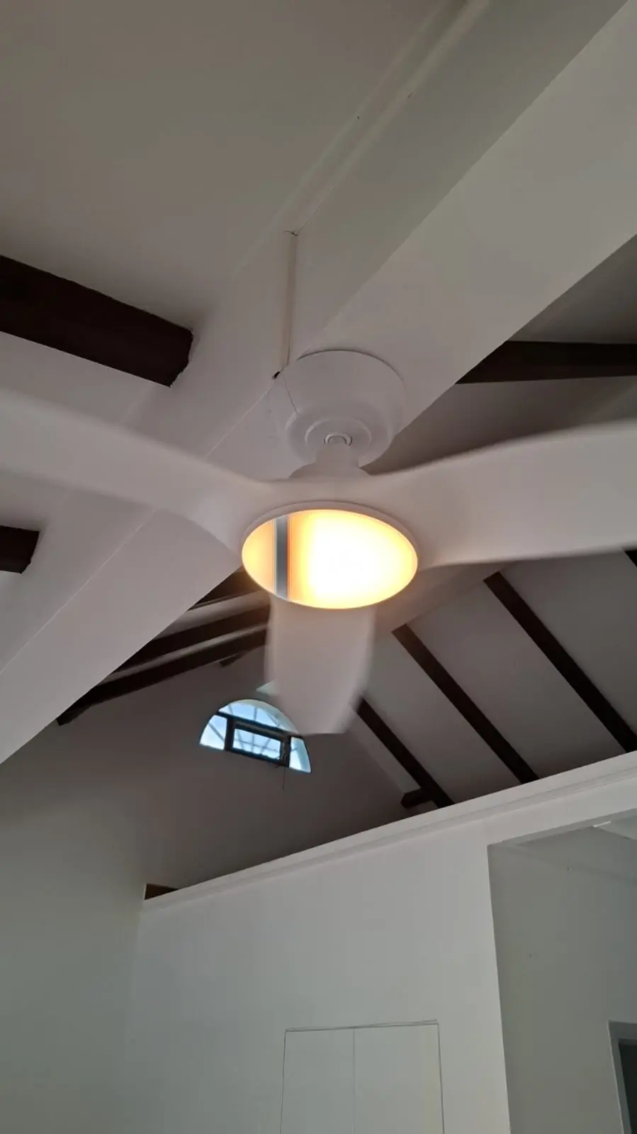 Après l'installation d'un brasseur d'air par Mes Primes Rénovations : un plafond à poutres apparentes