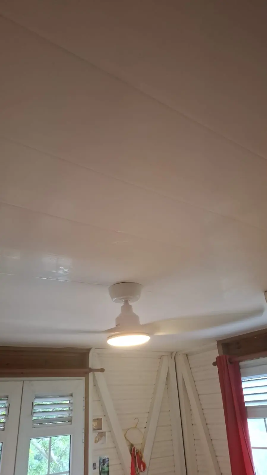 Après l'installation d'un brasseur d'air par Mes Primes Rénovations : un plafonnier remplacé, pièce à volets bois