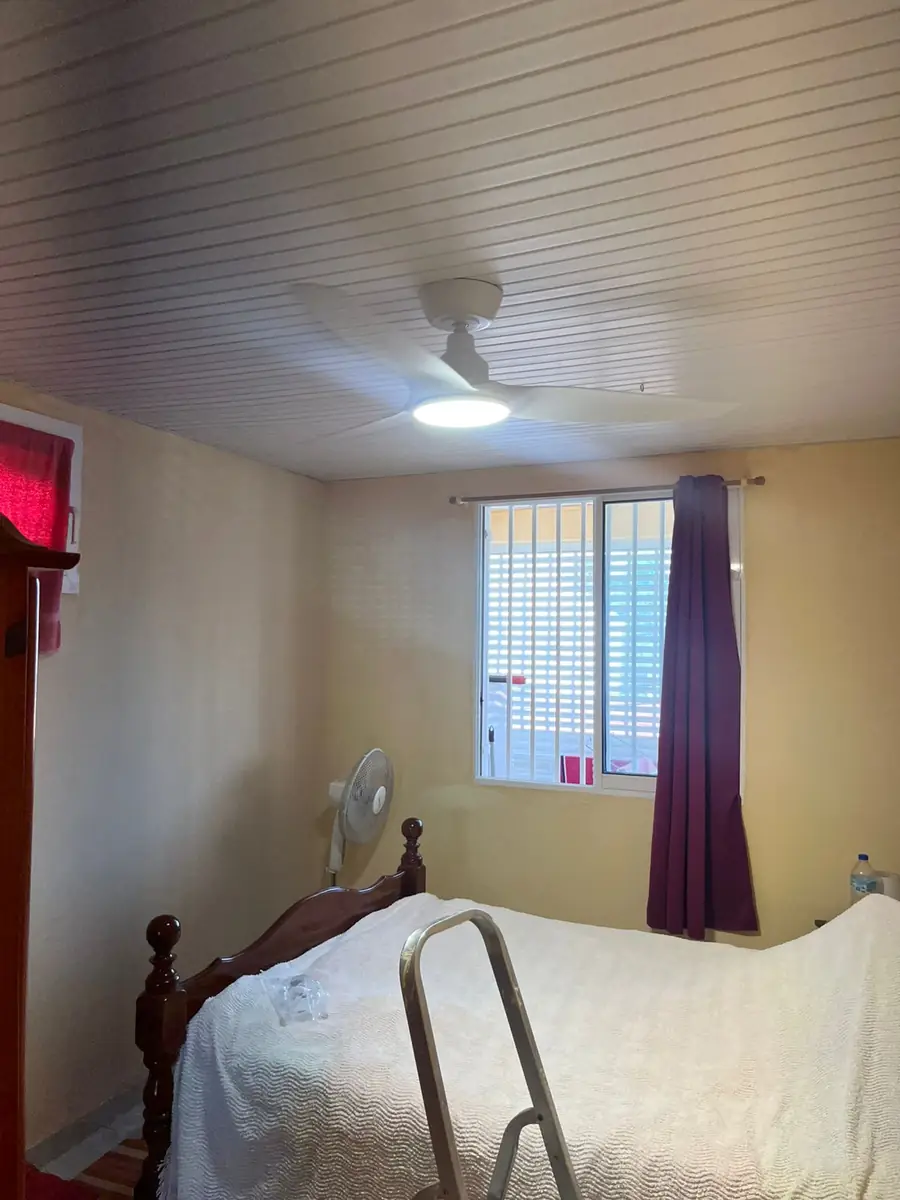 Après l'installation d'un brasseur d'air par Mes Primes Rénovations : une chambre : même lit, même fenêtre