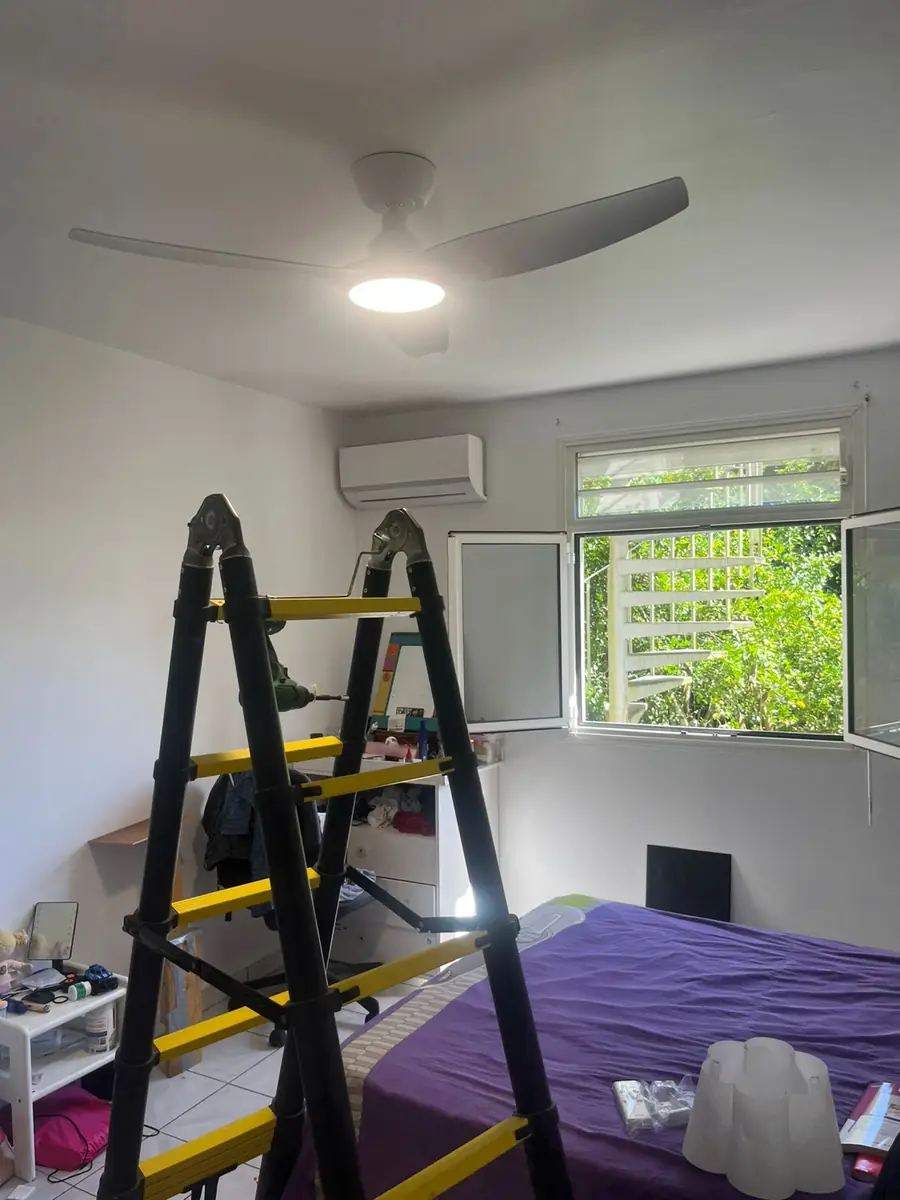 Après l'installation d'un brasseur d'air par Mes Primes Rénovations : une chambre d'étage avec vue
