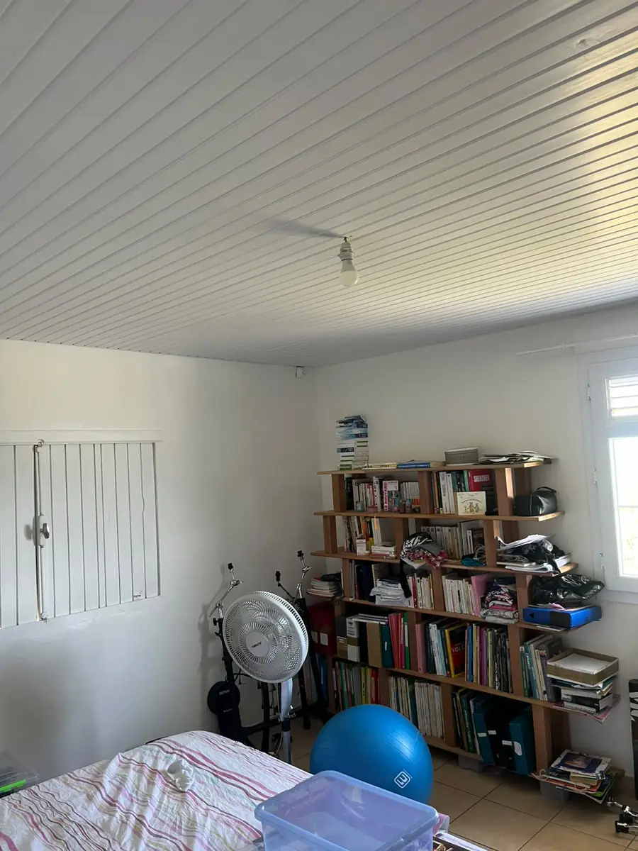 Après l'installation d'un brasseur d'air par Mes Primes Rénovations : une chambre-bureau