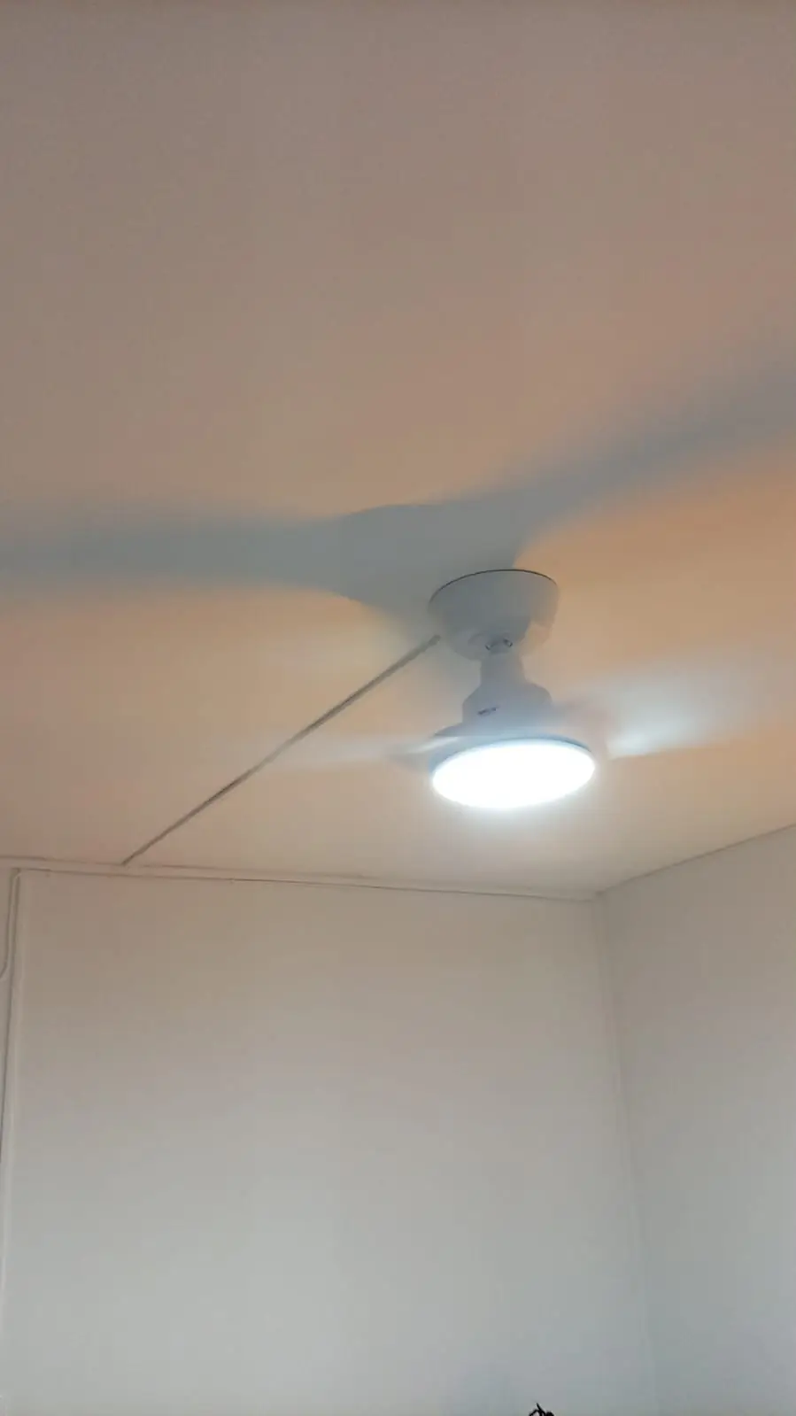 Après l'installation d'un brasseur d'air par Mes Primes Rénovations : un plafond blanc, point lumineux reconduit