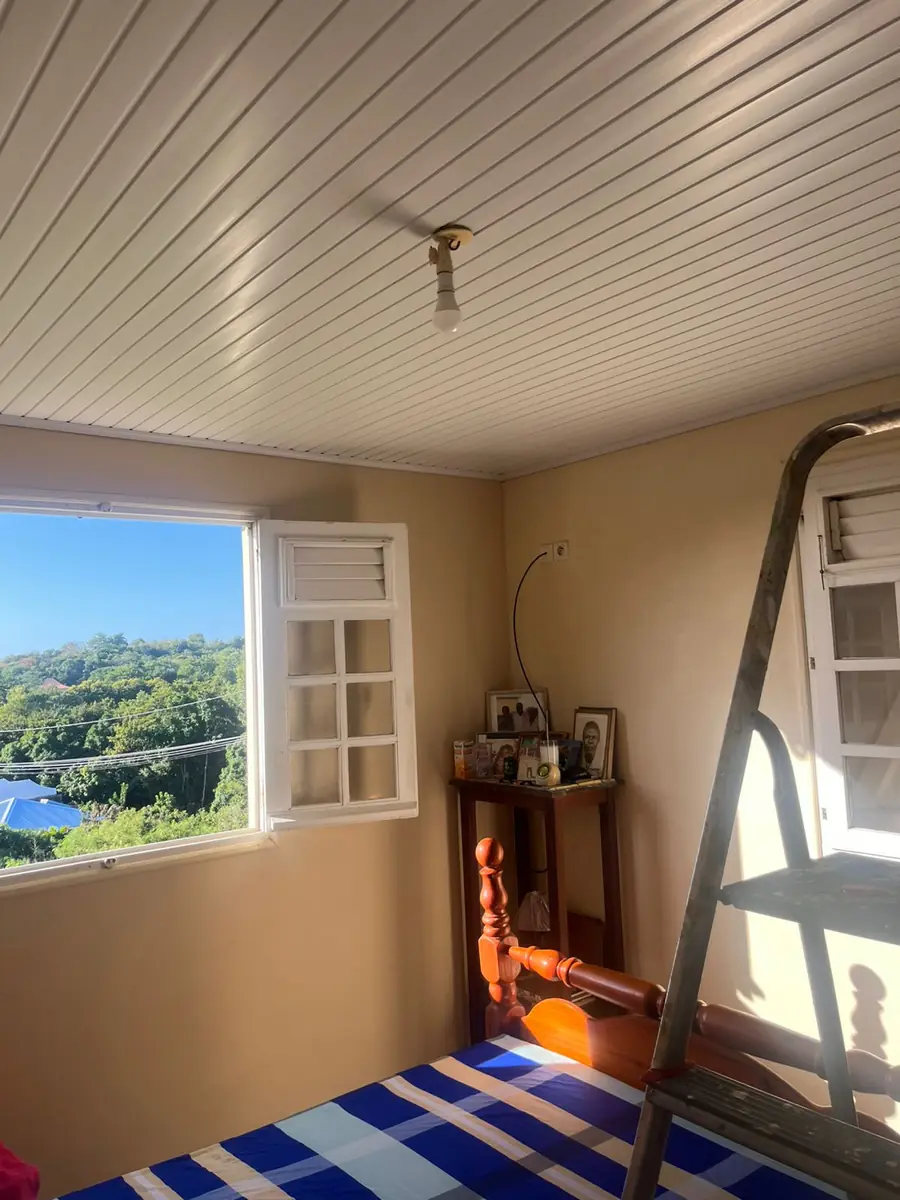 Avant l'installation d'un brasseur d'air par Mes Primes Rénovations : une chambre sous plafond bois