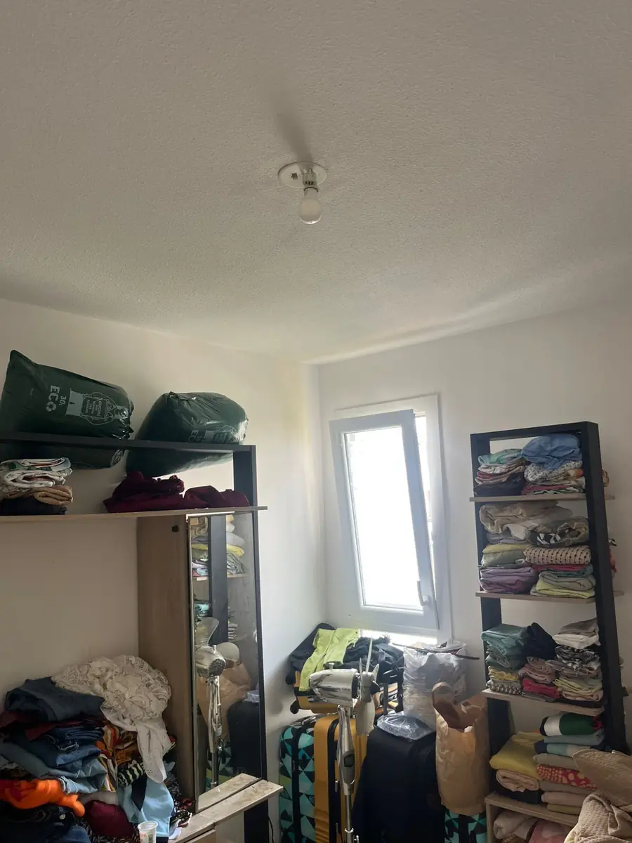 Avant l'installation d'un brasseur d'air par Mes Primes Rénovations : une chambre : le point lumineux existait déjà