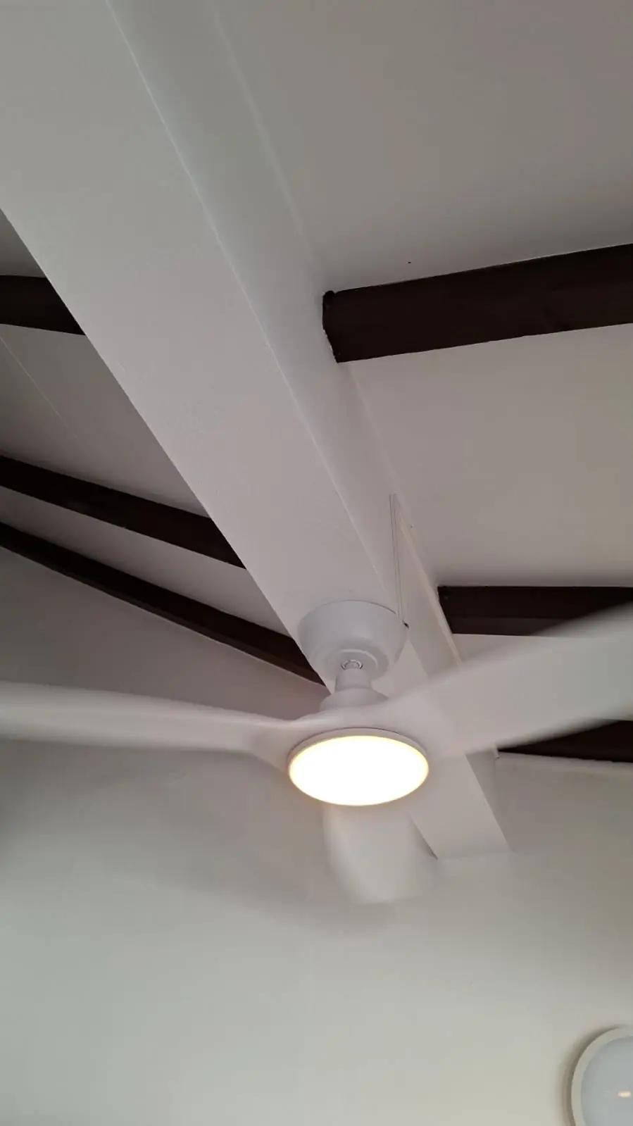 Avant l'installation d'un brasseur d'air par Mes Primes Rénovations : un plafond à poutres apparentes
