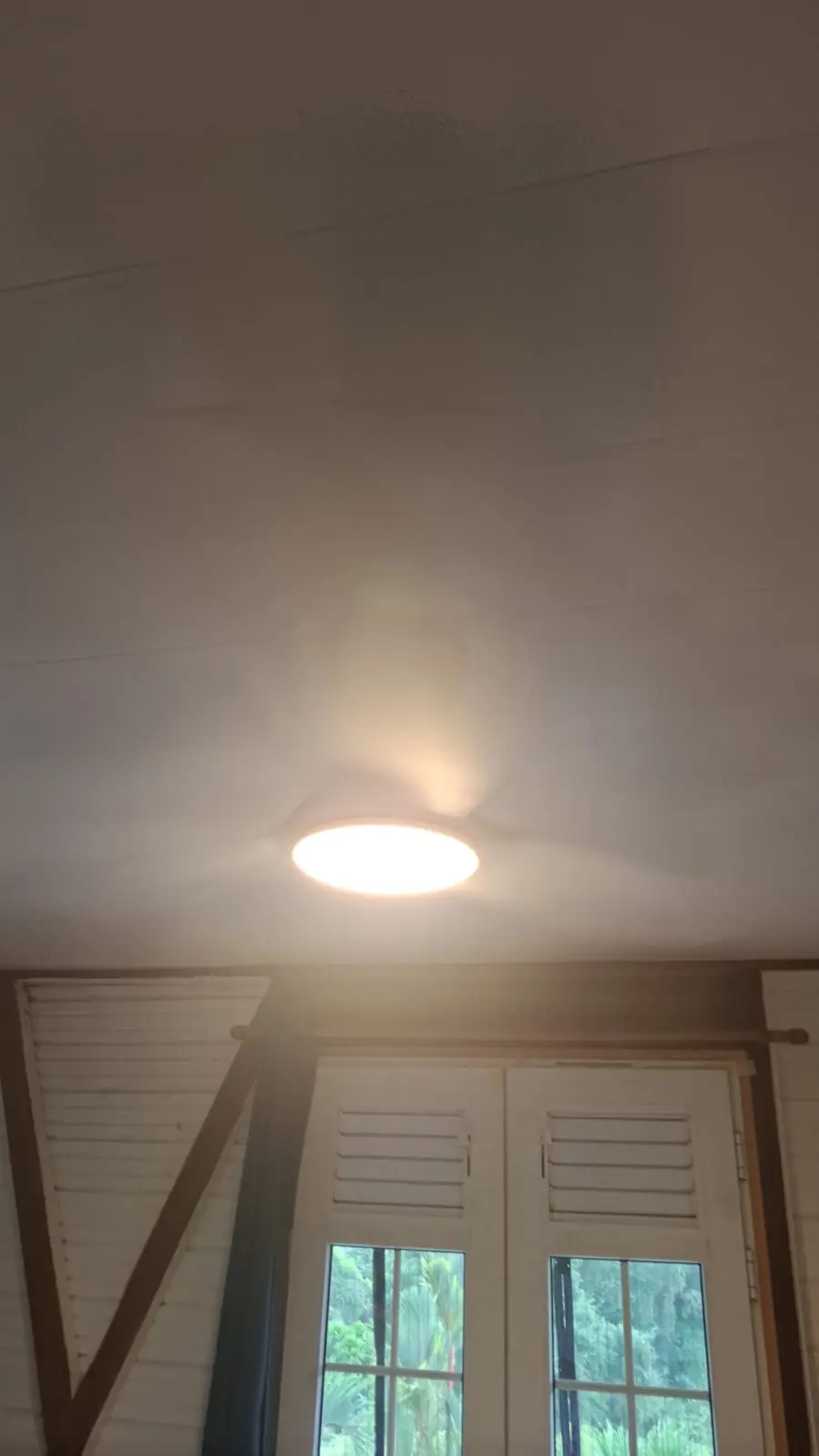 Avant l'installation d'un brasseur d'air par Mes Primes Rénovations : un plafonnier remplacé, pièce à volets bois