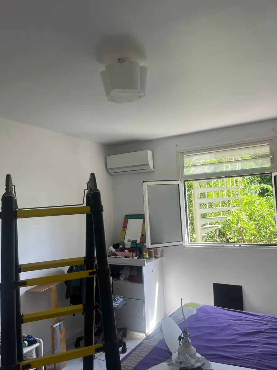 Avant l'installation d'un brasseur d'air par Mes Primes Rénovations : une chambre d'étage avec vue