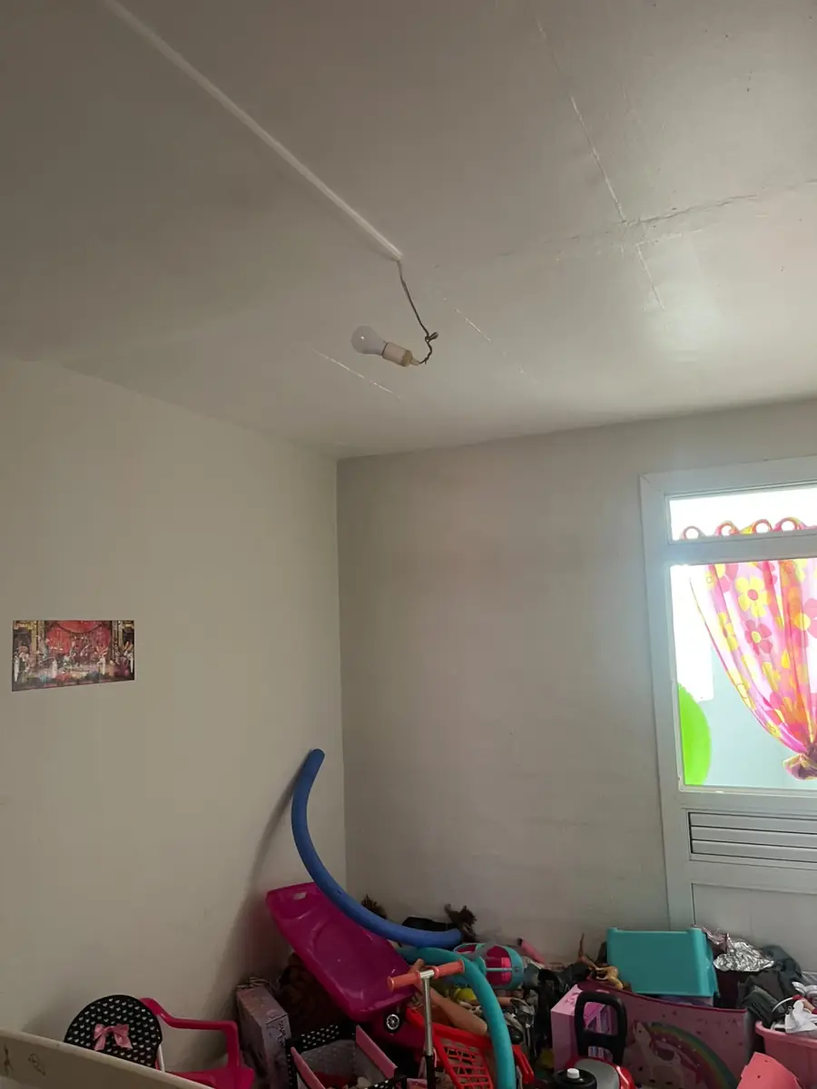 Avant l'installation d'un brasseur d'air par Mes Primes Rénovations : une chambre d'enfant, plafond nu