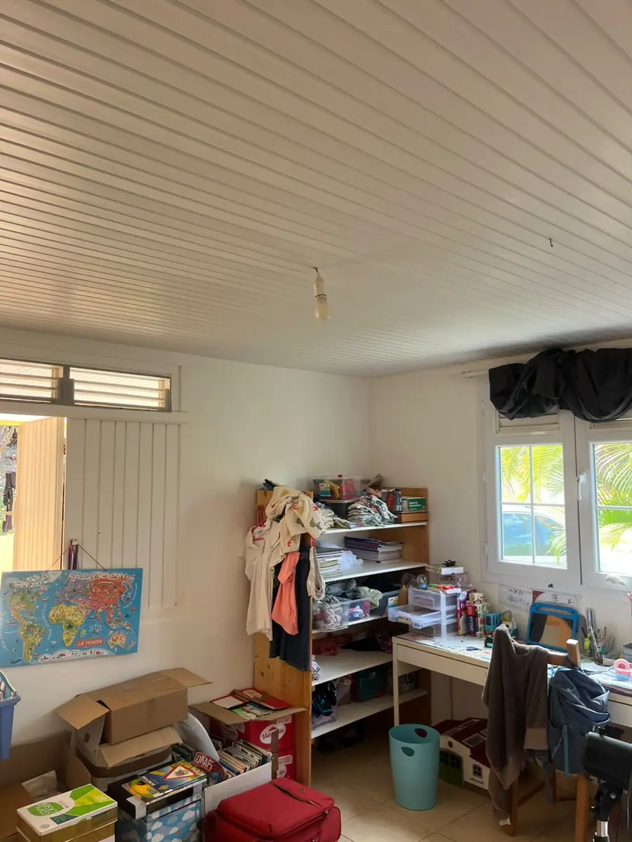 Avant l'installation d'un brasseur d'air par Mes Primes Rénovations : une chambre-bureau