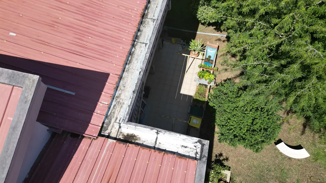 Chantier de toiture réalisé par Mes Primes Rénovations à Ducos : pose en cours puis couverture terminée, sur la même maison