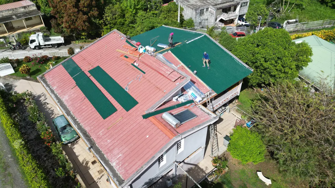 Chantier de toiture réalisé par Mes Primes Rénovations à Ducos
