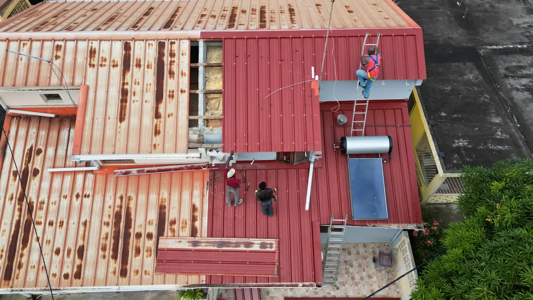 Chantier de toiture réalisé par Mes Primes Rénovations à Fort-de-France : toiture de maison individuelle en secteur urbain, vue rapprochée des rives