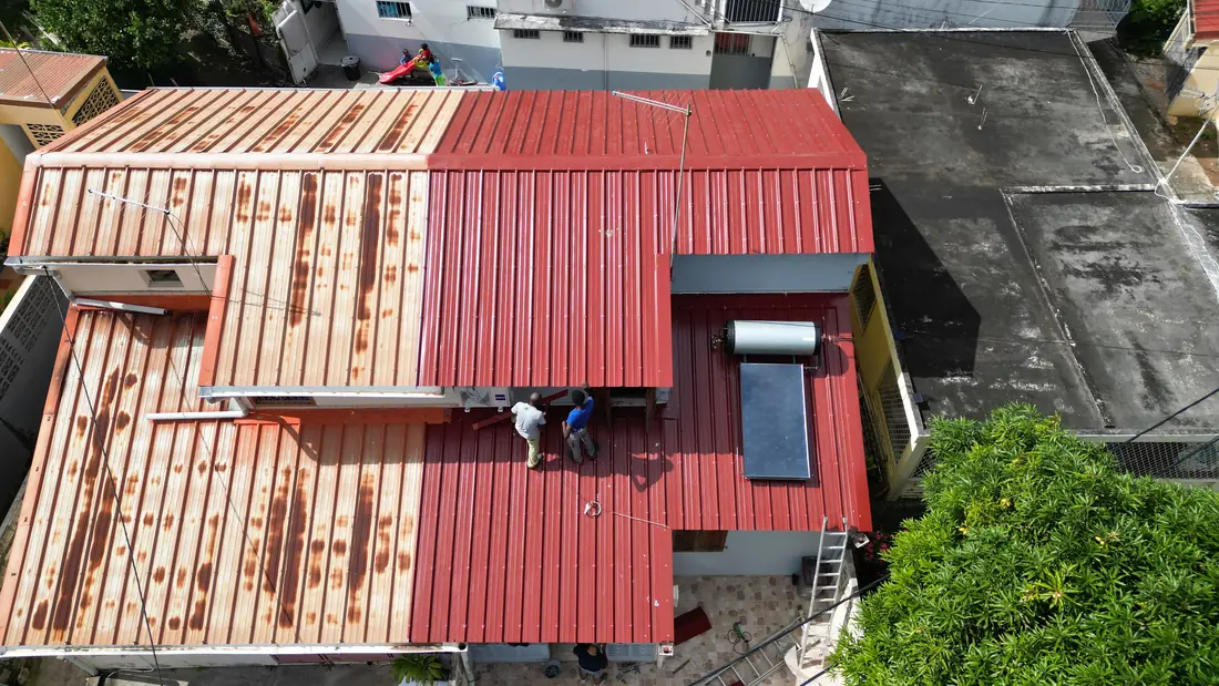 Chantier de toiture réalisé par Mes Primes Rénovations à Fort-de-France : toiture de maison individuelle en secteur urbain, vue rapprochée des rives
