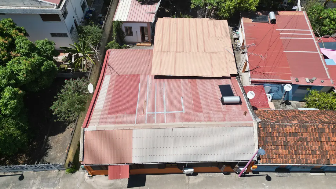 Chantier de toiture réalisé par Mes Primes Rénovations à Le Carbet : couverture en bord de côte caraïbe, exposée aux embruns