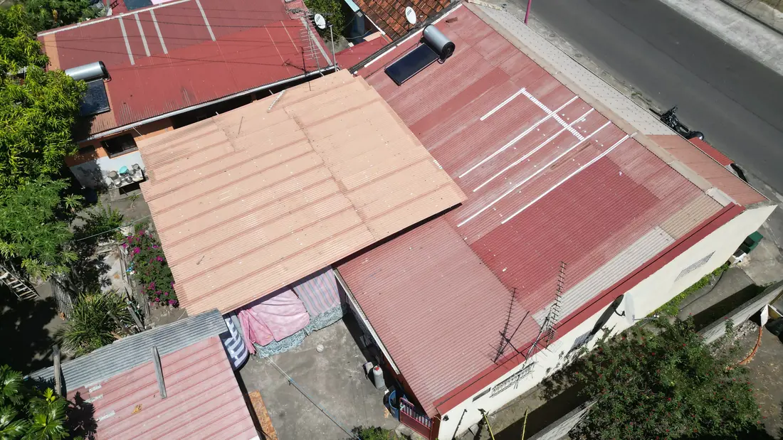 Chantier de toiture réalisé par Mes Primes Rénovations à Le Carbet : couverture en bord de côte caraïbe, exposée aux embruns
