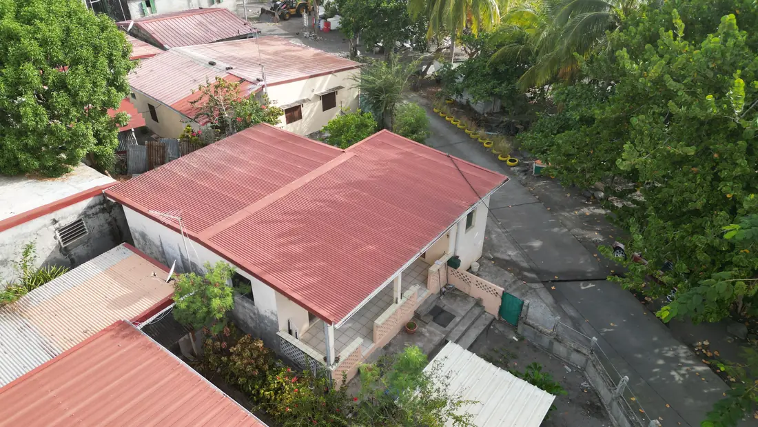Chantier de toiture réalisé par Mes Primes Rénovations au Prêcheur