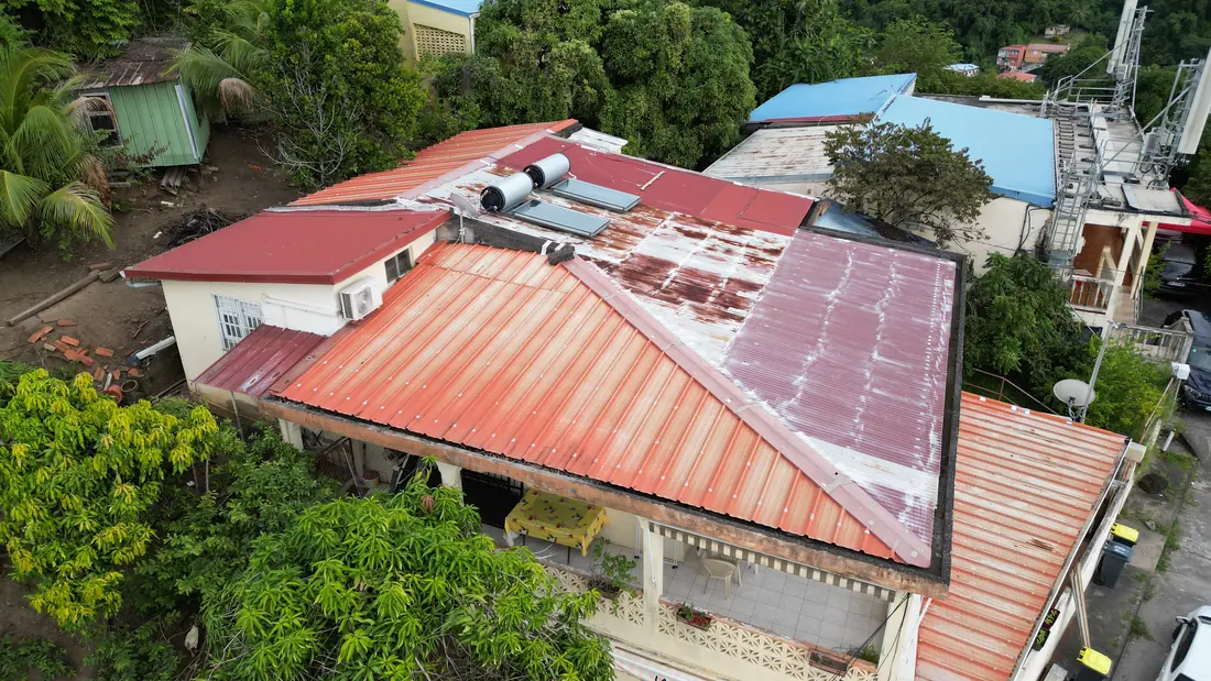 Chantier de toiture réalisé par Mes Primes Rénovations à Schœlcher : toiture sur les hauteurs, vue d'ensemble de la charpente couverte