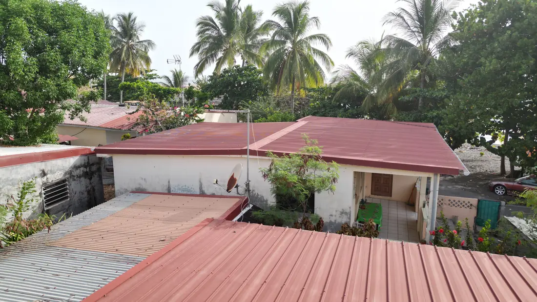 Chantier de toiture réalisé par Mes Primes Rénovations à Le Prêcheur : maison isolée au nord-ouest, couverture entièrement reprise
